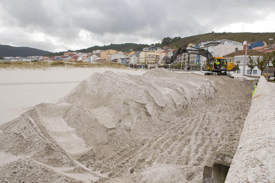 Luz verde para buscar una solución al avance de las dunas en la playa de Laxe