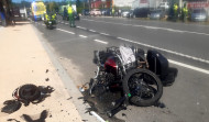 Muere un carballés al chocar frontalmente su moto contra un camión en Bértoa