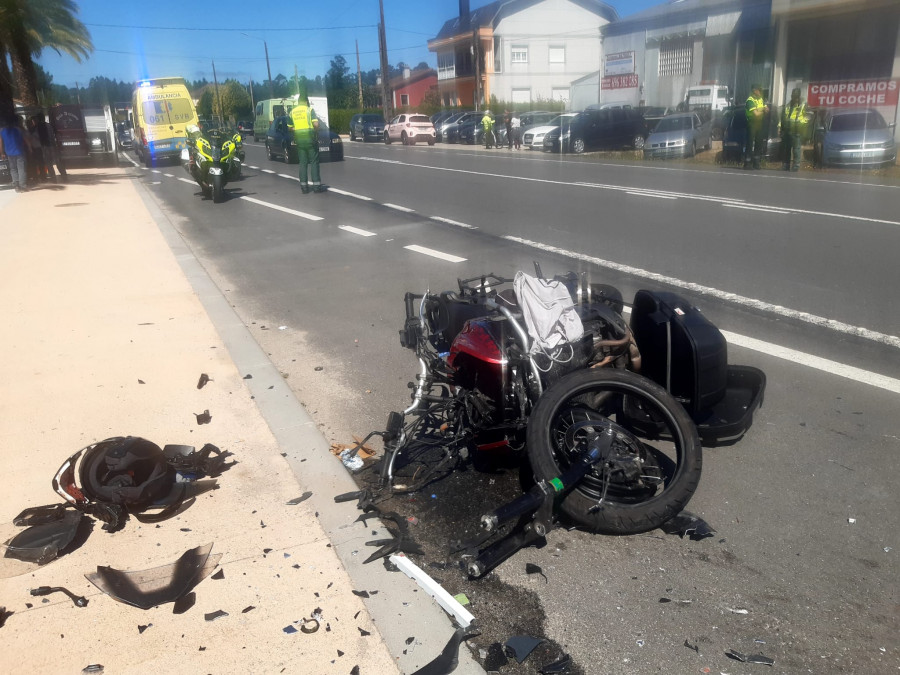 Muere un carballés al chocar frontalmente su moto contra un camión en Bértoa