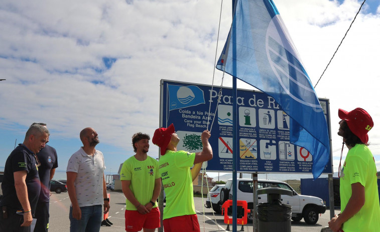 La bandera azul ya ondea  en las playas carballesas