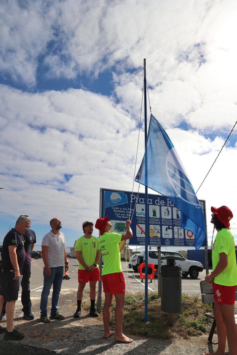 La bandera azul ya ondea  en las playas carballesas