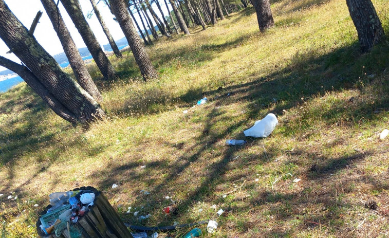 El BNG de Muxía denuncia el “lamentable” estado de la playa de Lago por falta de limpieza