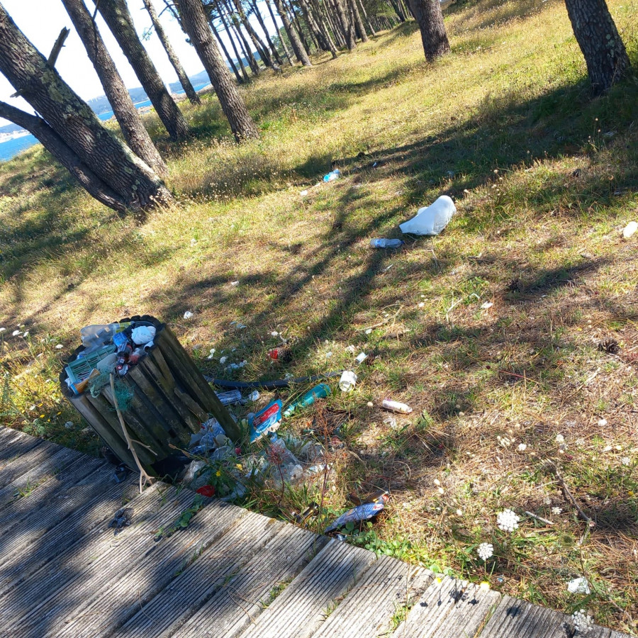 El BNG de Muxía denuncia el “lamentable” estado de la playa de Lago por falta de limpieza