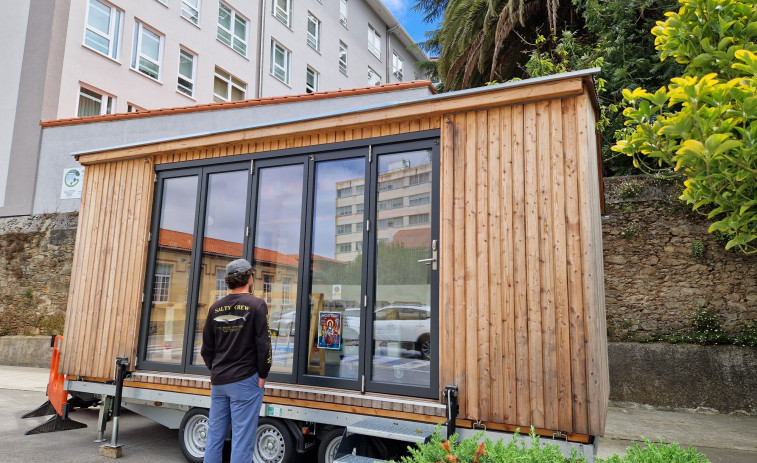 La artista alemana Andrea Milde instala en la calle Jacinto Amigo su taller textil ambulante