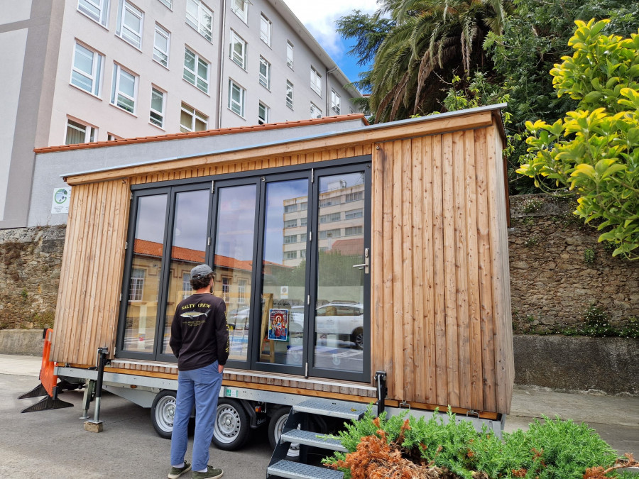 La artista alemana Andrea Milde instala en la calle Jacinto Amigo su taller textil ambulante