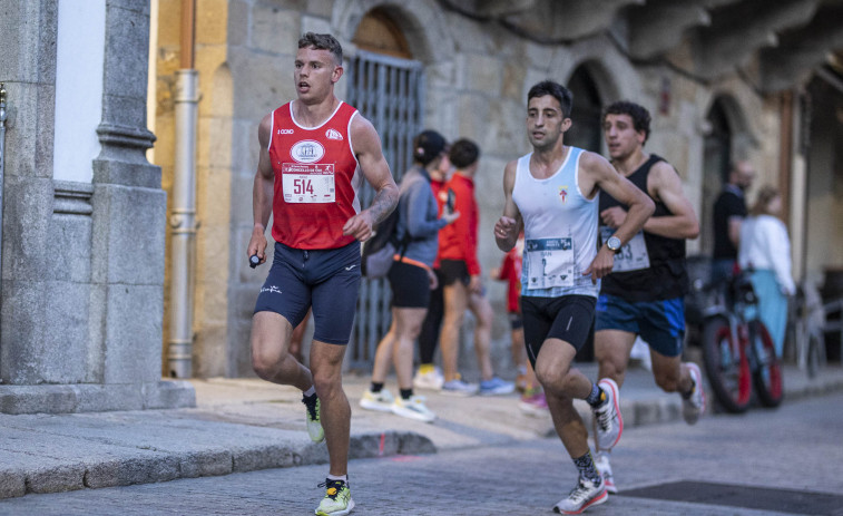 Fran Pais y Raquel Ramos ganan la carrera absoluta nocturna de Cee