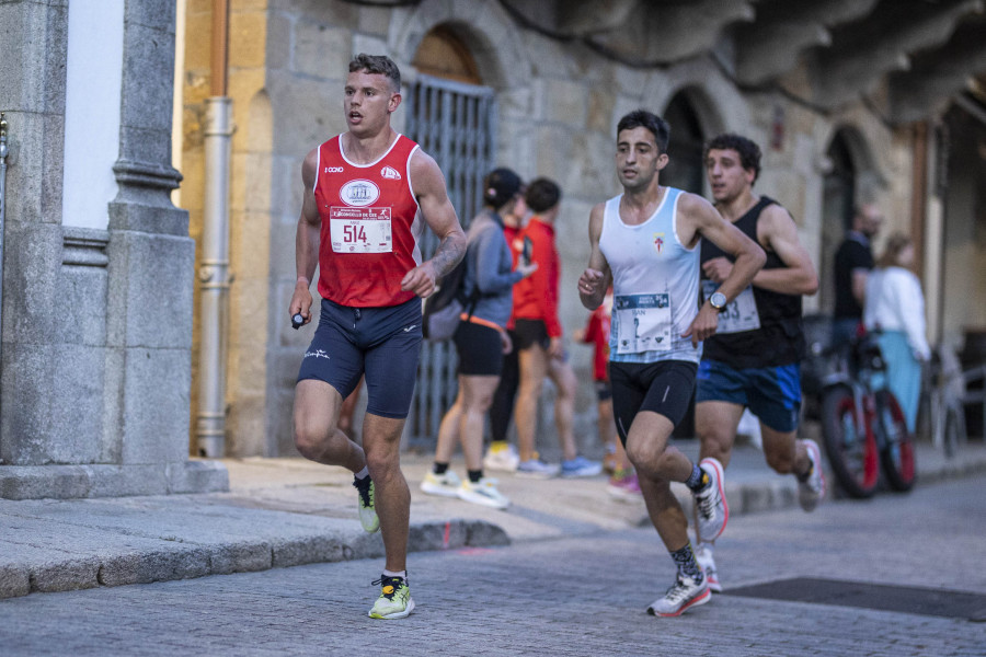 Fran Pais y Raquel Ramos ganan la carrera absoluta nocturna de Cee