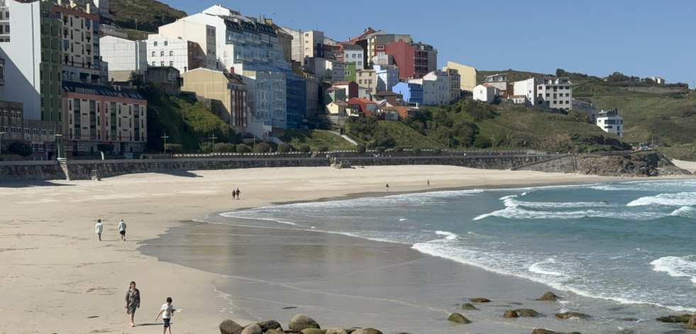 Cine al aire libre y yoga en la playa, en el verano de Malpica