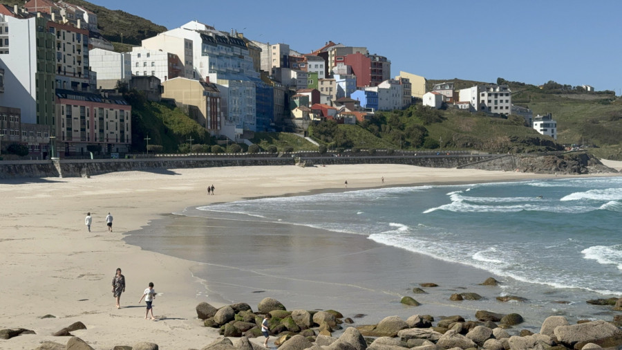 Cine al aire libre y yoga en la playa, en el verano de Malpica