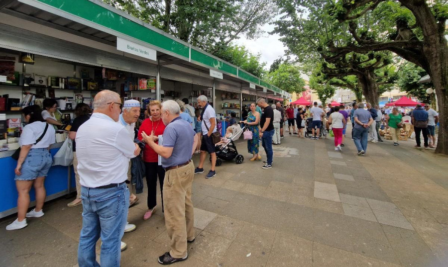 Xurxo Souto inaugura la Praza dos Libros en Carballo