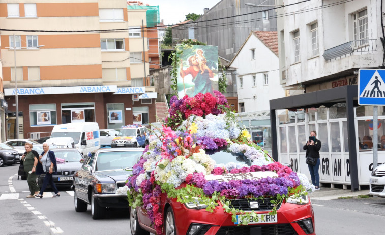 Vehículos de gala en la procesión de Baio