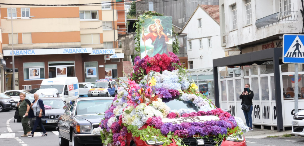 Vehículos de gala en la procesión de Baio