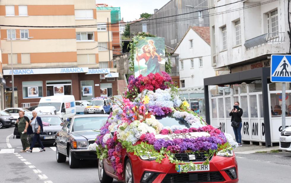 Vehículos de gala en la procesión de Baio