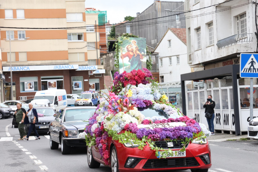 Vehículos de gala en la procesión de Baio