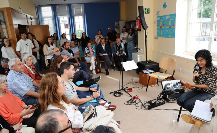 Intensa actividad en la Praza dos Libros de Carballo