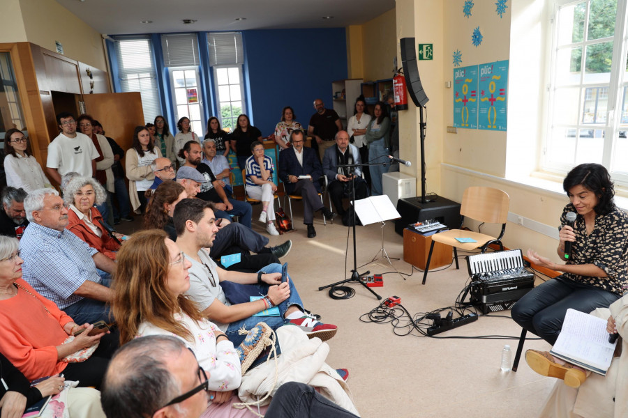 Intensa actividad en la Praza dos Libros de Carballo