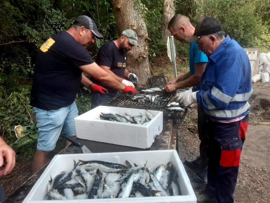 La parroquia larachesa de Coiro disfruta de su sardiñada popular