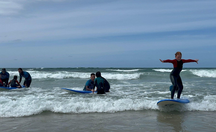 Surf en Razo para una quincena de niños de la agrupación deportiva Un Paso Máis