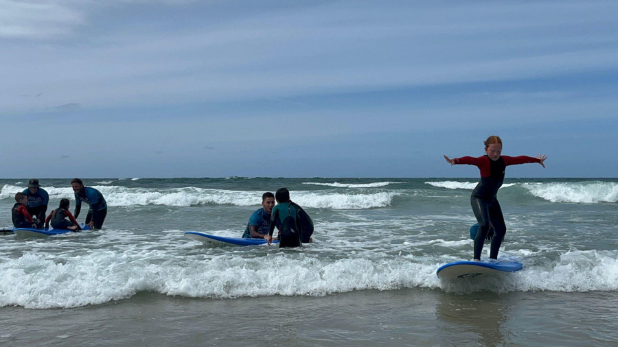 Surf en Razo para una quincena de niños de la agrupación deportiva Un Paso Máis