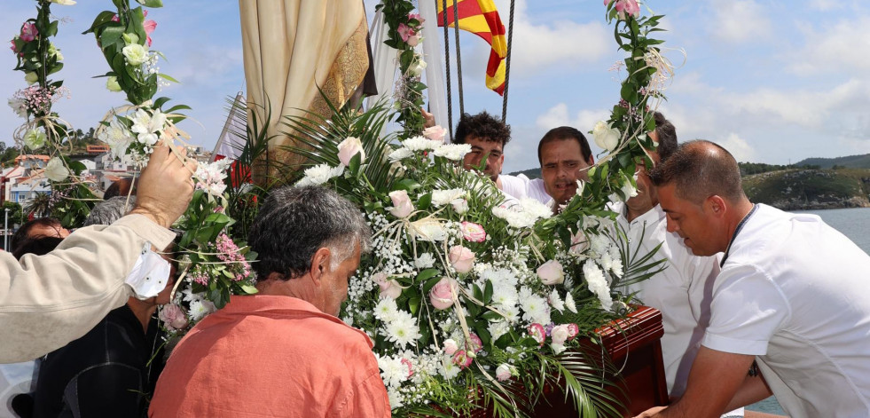 Procesión y simulacro en honor a la Virxe do Carme en Corme