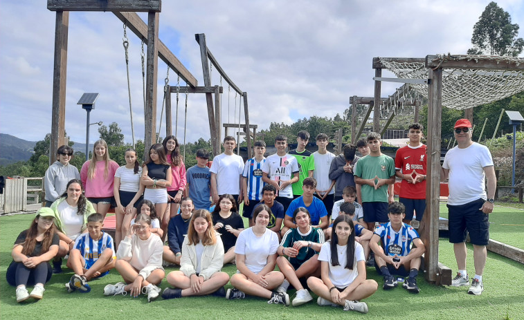 Una treintena de jóvenes laracheses participan  en un campamento en Cotobade