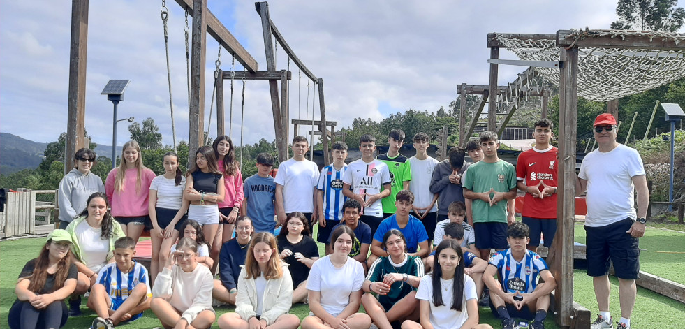 Una treintena de jóvenes laracheses participan  en un campamento en Cotobade