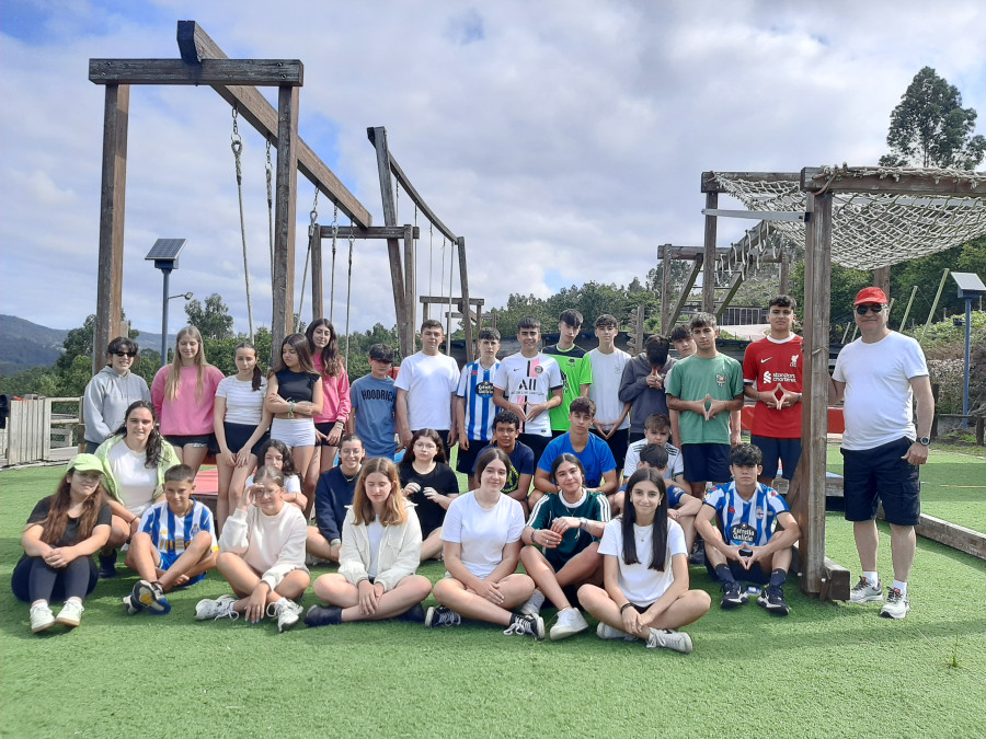 Una treintena de jóvenes laracheses participan  en un campamento en Cotobade