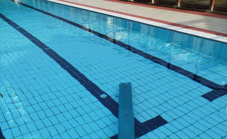 Entran de noche en la piscina de Laxe causando numerosos destrozos