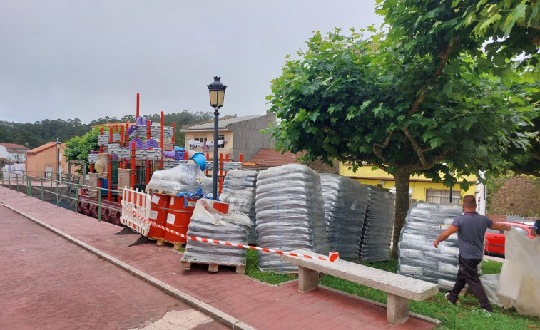 Camariñas comienza la renovación del pavimento del parque infantil de Ponte do Porto