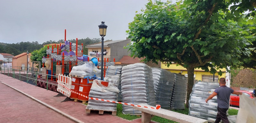 Camariñas comienza la renovación del pavimento del parque infantil de Ponte do Porto