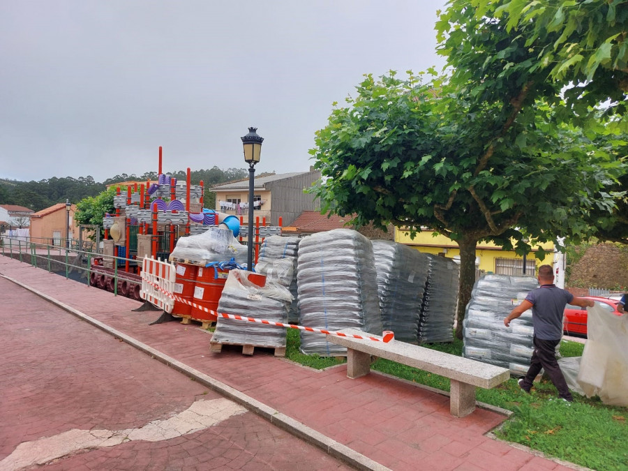 Camariñas comienza la renovación del pavimento del parque infantil de Ponte do Porto