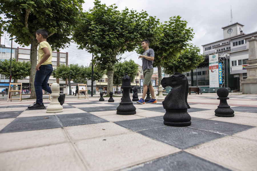 Ajedrez, billarda y "chave" para jugar en la plaza de Carballo