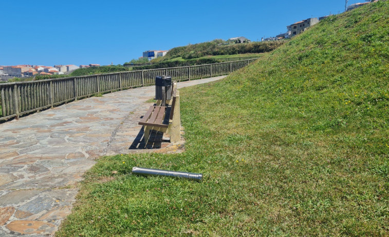 Nuevo acto vandálico en el paseo marítimo de Caión, con daños al alumbrado y mobiliario urbano