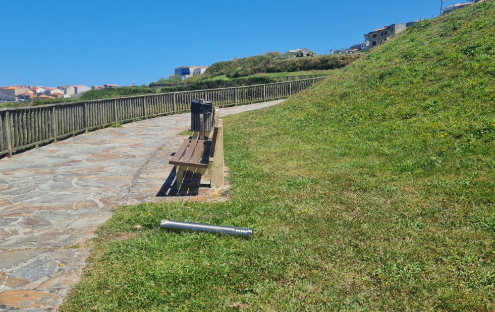 Nuevo acto vandálico en el paseo marítimo de Caión, con daños al alumbrado y mobiliario urbano