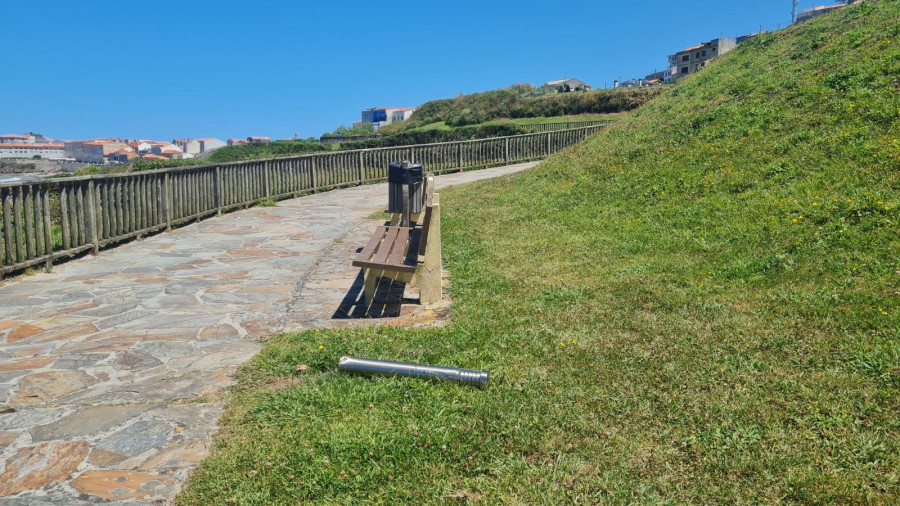 Nuevo acto vandálico en el paseo marítimo de Caión, con daños al alumbrado y mobiliario urbano