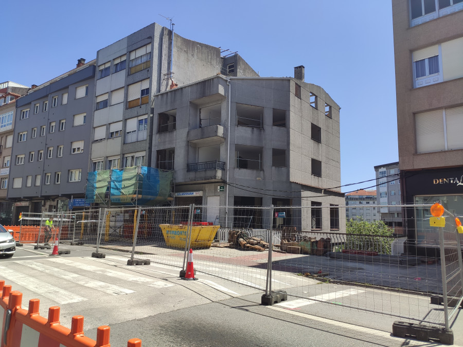 Avanzan los trabajos de desmantelamiento del edificio que invade el río en A Casilla