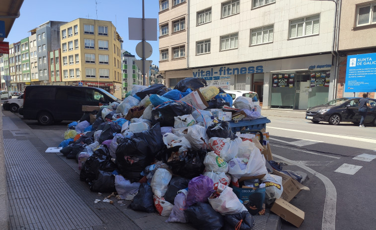 La basura desaparece poco a poco de los principales barrios del casco urbano carballés