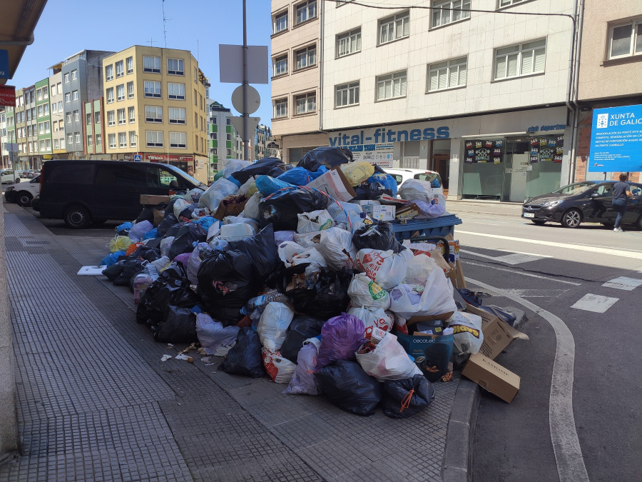 La basura desaparece poco a poco de los principales barrios del casco urbano carballés