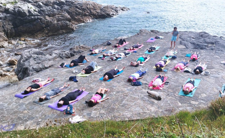 Yoga en la Praia dos Cristais de Laxe