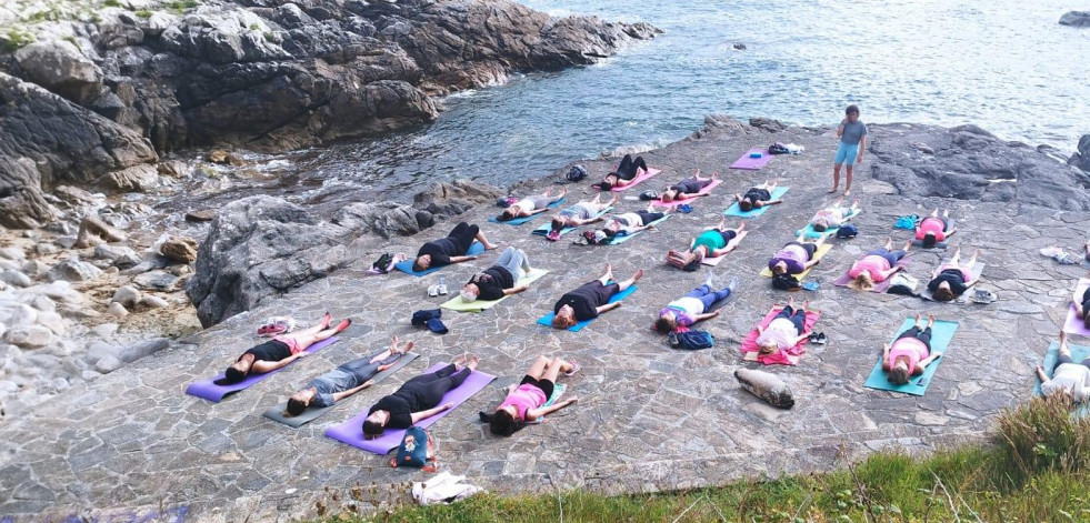 Yoga en la Praia dos Cristais de Laxe