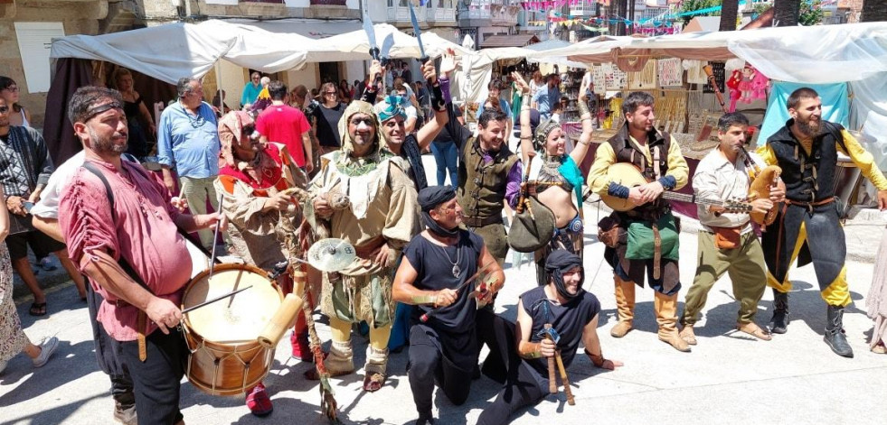 Corcubión regresa al medievo con el mercado y el desembarco en la playa