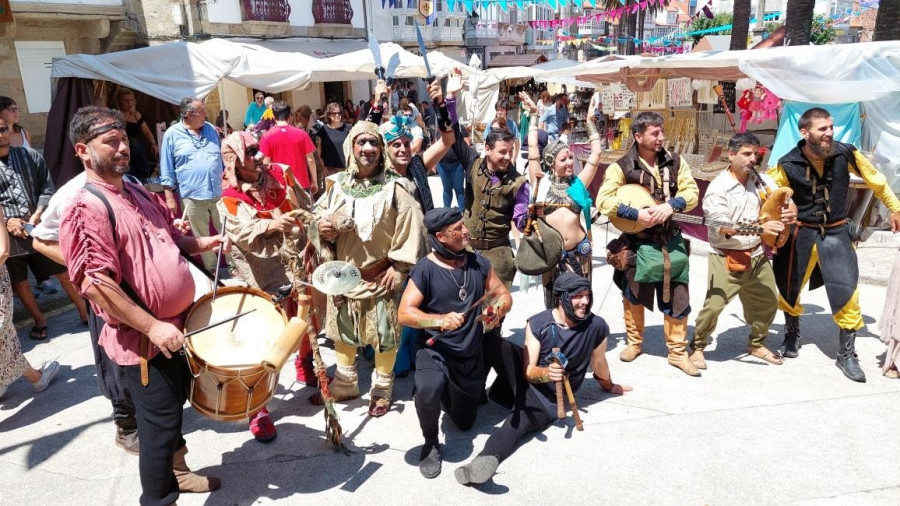 Corcubión regresa al medievo con el mercado y el desembarco en la playa