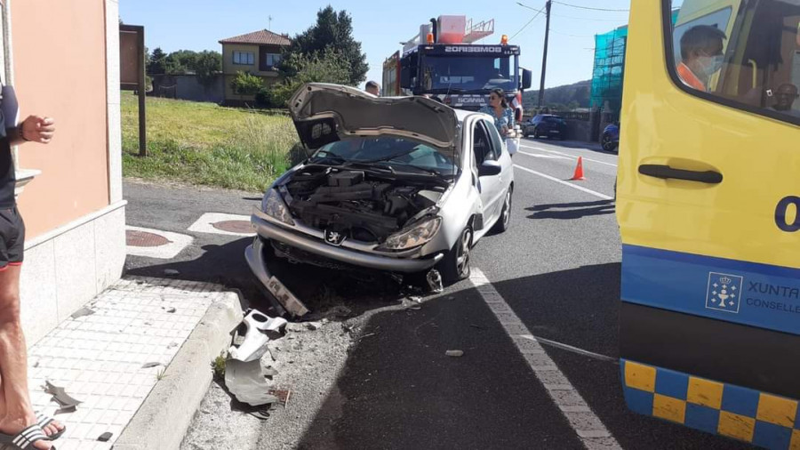 Un conductor resulta herido al salirse de la vía e impactar contra una vivienda en Cee