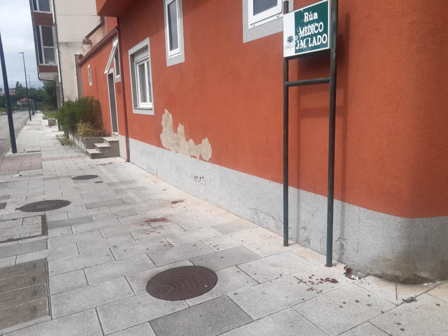 Dos jóvenes resultan heridos en una riña callejera en Carballo