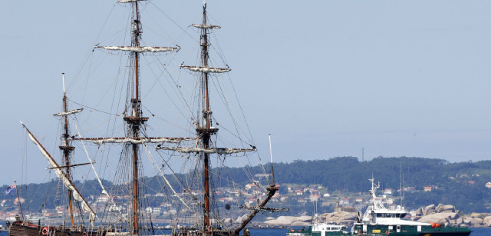 Las imágenes de la fragata rusa Shtandart fondeada en A Illa de Arousa