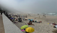 Las elevadas temperaturas y la niebla, protagonistas de la jornada de playa