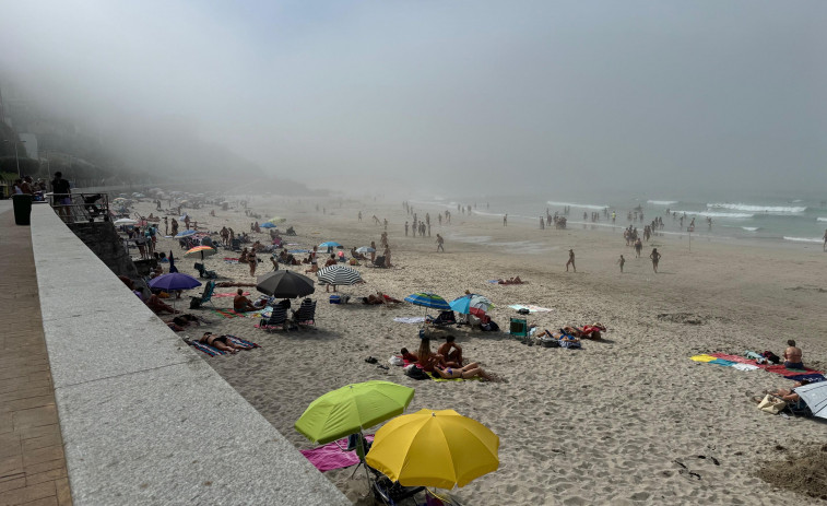 Las elevadas temperaturas y la niebla, protagonistas de la jornada de playa