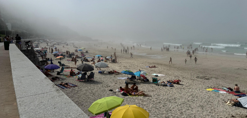 Las elevadas temperaturas y la niebla, protagonistas de la jornada de playa