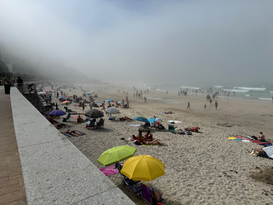 Las elevadas temperaturas y la niebla, protagonistas de la jornada de playa