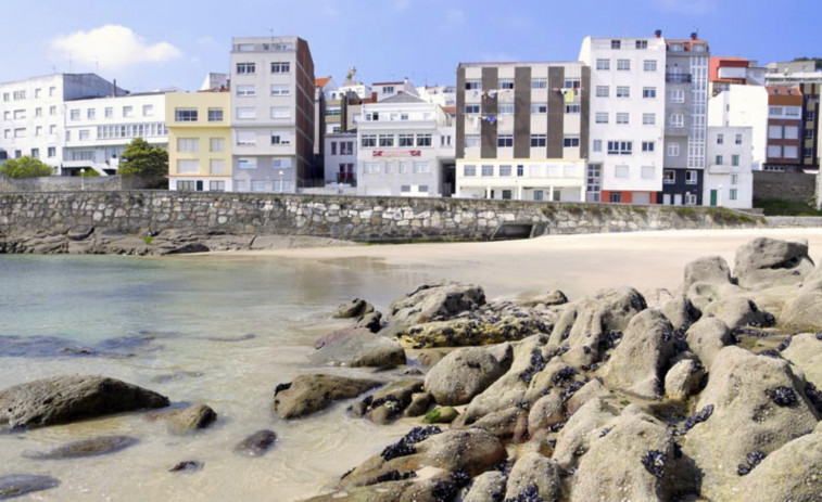 La playa de Arnela, en Corme, ya es apta para el baño después de tres episodios de contaminación